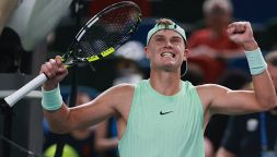 Rune ritrova il sorriso dopo i vaffa a Panichi e alla mamma: lo sfottò a Tsitsipas prima della sfida a Sinner