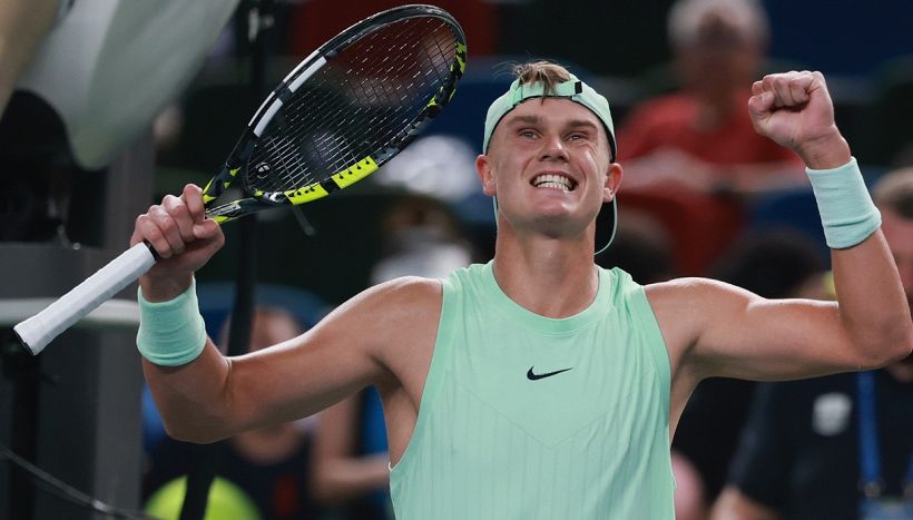 Rune ritrova il sorriso dopo i vaffa a Panichi e alla mamma: lo sfottò a Tsitsipas prima della sfida a Sinner