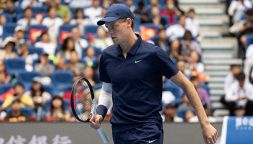 Sinner, l’inseguimento ad Alcaraz continua: come cambia il ranking. L’anomalia di Pechino e la corsa al record di Federer