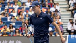 Sinner, l’inseguimento ad Alcaraz continua: come cambia il ranking. L’anomalia di Pechino e la corsa al record di Federer