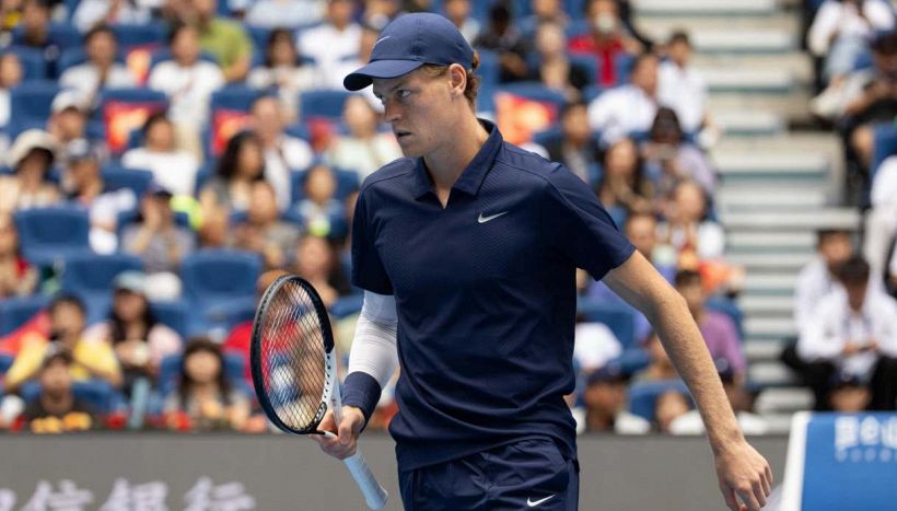 Sinner, l’inseguimento ad Alcaraz continua: come cambia il ranking. L’anomalia di Pechino e la corsa al record di Federer