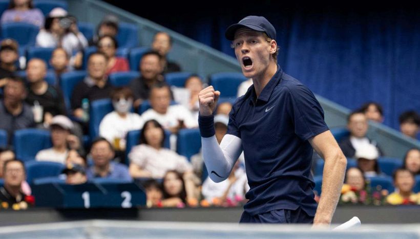 Sinner bersaglio delle fake news: dalle donazioni fantasma al no al bracciale arcobaleno, il mercato mediatico intorno a Jannik