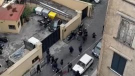 Napoli-Sporting, scontri fra tifosi in pieno centro: ferito un portoghese, sei napoletani in stato di fermo