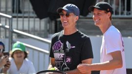 Sinner celebra Cahill ma gli ruba il mestiere a Shanghai: gli auguri a distanza di Jannik per i 60 anni di Darren