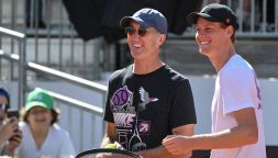 Sinner celebra Cahill ma gli ruba il mestiere a Shanghai: gli auguri a distanza di Jannik per i 60 anni di Darren