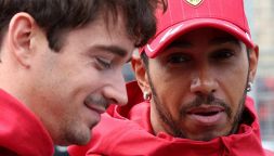 Ferrari a due facce a Singapore: Leclerc getta la spugna, Hamilton carico dopo l’addio a Roscoe