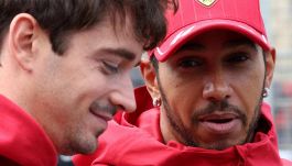 Ferrari a due facce a Singapore: Leclerc getta la spugna, Hamilton carico dopo l’addio a Roscoe