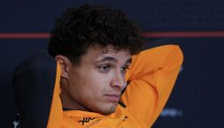 F1, Norris dopo l'incidente con Leclerc: "Costerà dei soldi!". Verstappen sfida Piastri, Alonso fa lo stratega