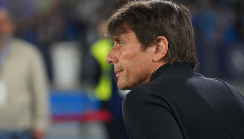 Napoli, Conte sempre più partenopeo: si scatena su una canzone storica e fa impazzire tifosi azzurri e della Juventus