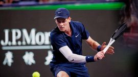 Sinner finisce sotto accusa dopo il ritiro a Shanghai, la difesa di Mourataglou e il video di Djokovic che imbarazza l’ATP