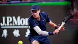 Sinner finisce sotto accusa dopo il ritiro a Shanghai, la difesa di Mourataglou e il video di Djokovic che imbarazza l’ATP