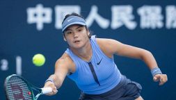 Wuhan, Raducanu rischia il collasso: serve l’intervento del medico. Kasatkina stacca la spina, è allarme per la WTA