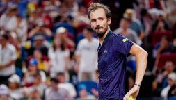 Medvedev batte De Minaur e fa un favore a Musetti, ma una donna gli ruba la scena e sospende il match a Shanghai