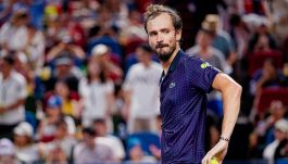 Medvedev batte De Minaur e fa un favore a Musetti, ma una donna gli ruba la scena e sospende il match a Shanghai