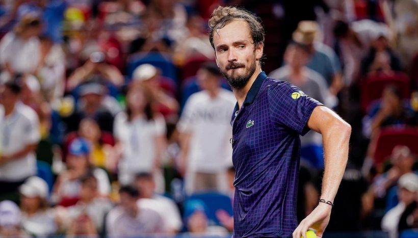 Medvedev batte De Minaur e fa un favore a Musetti, ma una donna gli ruba la scena e sospende il match a Shanghai