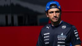 Marquez come Ayrton Senna: il paragone di Carlos Sainz fa discutere. Le reazioni