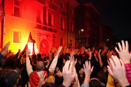 Italia-Israele, scontri a Udine tra manifestanti e polizia, feriti due giornalisti e un carabiniere: allo stadio clima tranquillo e surreale