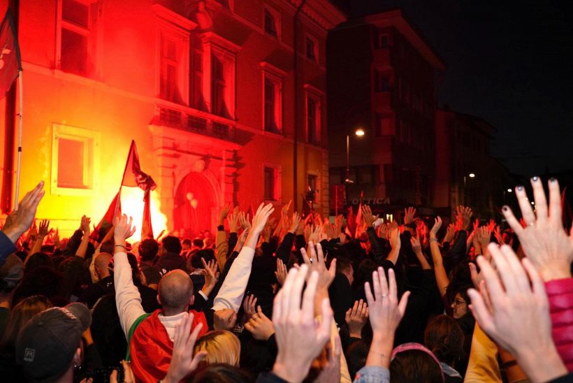 Italia-Israele, scontri a Udine tra manifestanti e polizia, feriti due giornalisti e un carabiniere: allo stadio clima tranquillo e surreale