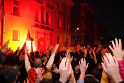 Italia-Israele, scontri a Udine tra manifestanti e polizia, feriti due giornalisti e un carabiniere: allo stadio clima tranquillo e surreale