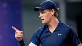 Sinner glissa sulla Coppa Davis e mostra una novità al Six Kings Slam: Djokovic e Fritz riempiono di elogi Jannik