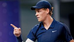 Sinner glissa sulla Coppa Davis e mostra una novità al Six Kings Slam: Djokovic e Fritz riempiono di elogi Jannik