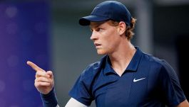Sinner glissa sulla Coppa Davis e mostra una novità al Six Kings Slam: Djokovic e Fritz riempiono di elogi Jannik