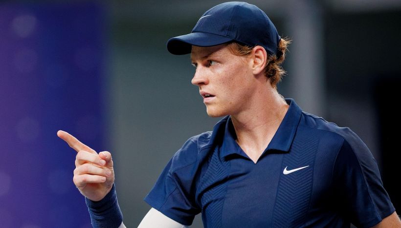 Sinner glissa sulla Coppa Davis e mostra una novità al Six Kings Slam: Djokovic e Fritz riempiono di elogi Jannik