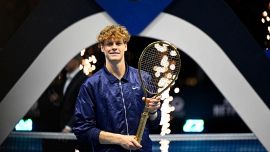 Sinner domina al Six Kings Slam ma rinuncia al numero 1: il montepremi record, la sorpresa d’oro e l’invidia di Alcaraz