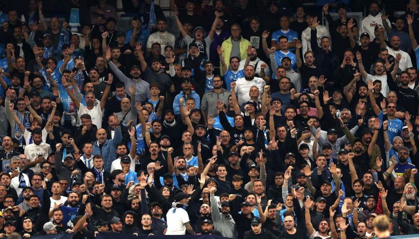 PSV-Napoli, arresto preventivo per 180 tifosi azzurri: il caso che mette in imbarazzo la Uefa. Cosa è successo a Eindhoven