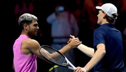 Sinner spiana la strada ad Alcaraz, ma in Spagna è polemica su Ferrer: il confronto impietoso tra Carlos e Jannik in Davis