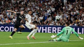 Juventus, Vlahovic da leader: Seedorf lo assolve per il gol fallito. La confessione di Xabi Alonso: “Ho pregato”