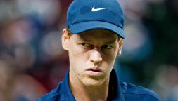 Critiche a Sinner, le voci fuori dal coro: "Frasi gravissime". Poi la rivelazione su Alcaraz: "Non sta bene”