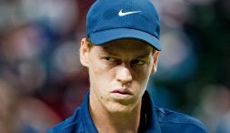 Sinner, Crozza lo prende di mira e colpisce sulla rinuncia alla Davis. Ma contro Jannik siamo ormai all'accanimento