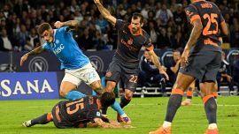 Napoli-Inter, Mariani e il rigore in ritardo su Di Lorenzo: il Var resta muto. E De Bruyne si fa male segnando