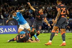 Napoli-Inter, Mariani e il rigore in ritardo su Di Lorenzo: il Var resta muto. E De Bruyne si fa male segnando