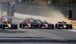 Leclerc stringe Hamilton, poi va lungo con Verstappen: partenza caos delle Ferrari, la sequenza Leclerc stringe Hamilton, poi va lungo con Verstappen: partenza caos delle Ferrari, la sequenza