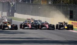 Leclerc stringe Hamilton, poi va lungo con Verstappen: partenza caos delle Ferrari, la sequenza