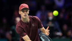 Sinner supera Cerundolo poi l’imprevisto al microfono: allarme per le condizioni di Jannik, Shelton fa paura