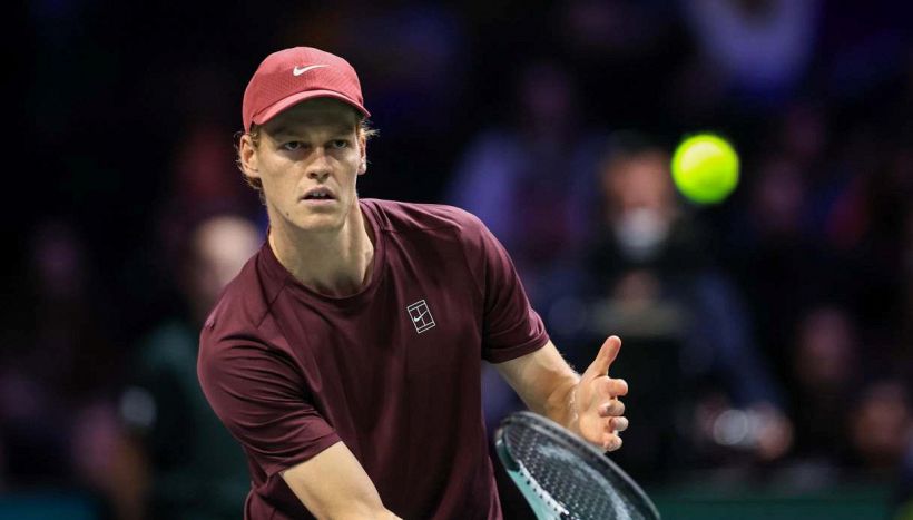 Sinner supera Cerundolo poi l’imprevisto al microfono: allarme per le condizioni di Jannik, Shelton fa paura
