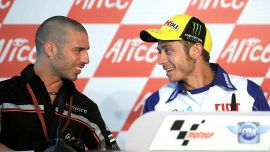 Melandri attacca Rossi e grida al complotto: “Valentino doveva uscirne pulito, ma colpì Marquez di proposito”