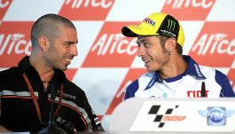 Melandri attacca Rossi e grida al complotto: “Valentino doveva uscirne pulito, ma colpì Marquez di proposito”