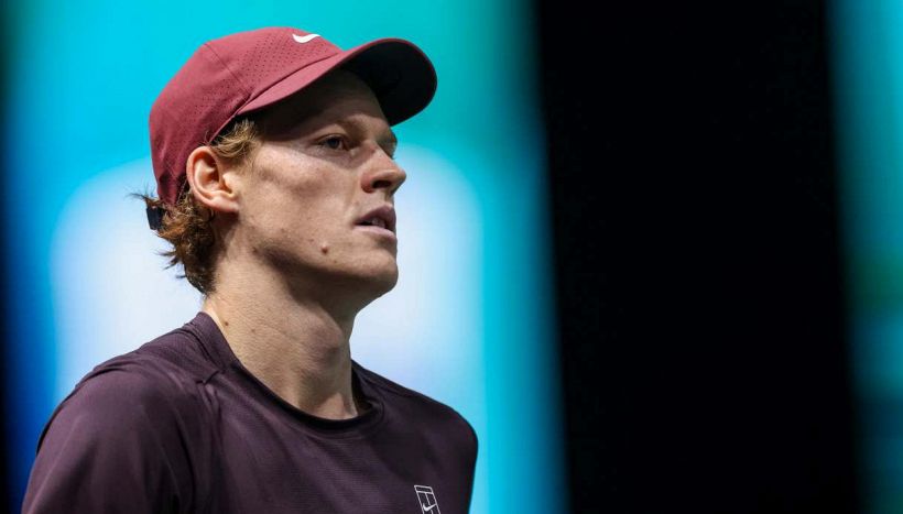 Sinner, la vittoria con Cerundolo gli permette di eguagliare Djokovic ma il “giallo” sul problema fisico preoccupa