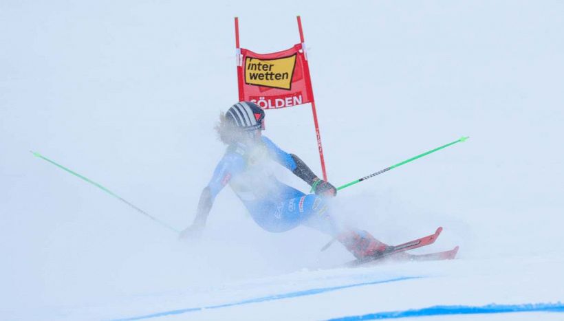 Soelden, la caduta di Goggia fa trattenere il fiato: la delusione dopo la grande paura. Zenere strappa un sorriso a Brignone