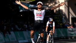 Giro dell'Emilia, Pidcock ci prova ma Del Toro non perdona: il messicano trionfa sul San Luca, Roglic quinto