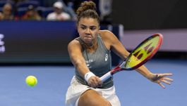 Paolini, la sconfitta non fa male: la strada verso le Finals resta in discesa. Arnaldi, debutto ok a Shanghai