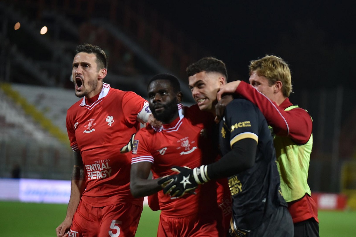 Kanoute (Perugia) festeggiato dopo il gol al Livorno (LPS)