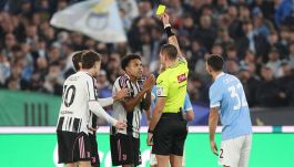 Lazio-Juventus, i 5' di follia dell'arbitro Colombo: mancano un rosso a McKennie e un rigore su Conceicao