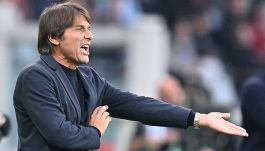 Napoli, Conte sotto accusa: troppi infortuni muscolari e poco gioco. Anche due azzurri nel mirino dei tifosi