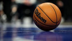 Basket, un morto per gli incidenti dopo Rieti-Pistoia: assalto al pullman dei rivali e lancio di sassi fatale