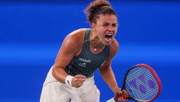 Paolini, altra rimonta a Wuhan con l'aiutino: Tauson va ko e si ritira. WTA Finals, Jasmine davanti a Rybakina